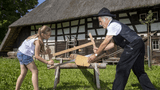 Museumsdorf_Kuernbach_Maedchen_und_Zimmermann_Fotograf_Volker_Strohmaier.jpg