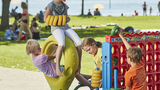 Spielgerät im Außenbereich des Strand-Hallenbad Aquastaad