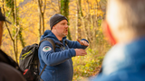 Schwarzwald-Guide Nicolai Stotz erklärt Gästen Gesteinsschichten