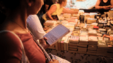 Konstanz-Flohmarkt-Stand-Buch-Abend-01_Copyright_MTK-Philipp-Uricher