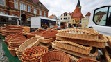 Korbwaren auf dem Großmarkt.