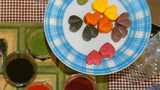 Bunte Badepralinen mit Naturfarben