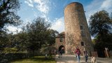 Wanderer vor Burg Rabenstein
