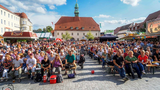 Besucher vor der Bühne beim Sängerfest 2024