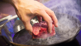 Rohes Fleisch in der Pfanne